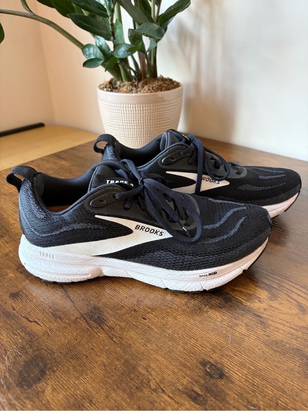 Brooks Women’s Trace 4 Black and White Running Shoes Size 8